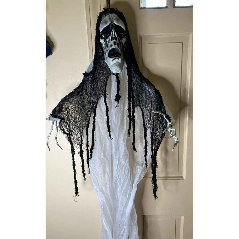Halloween Poseable 5’ Skeleton Ghost w/ Motion Activ Light Up Eyes & Sound NWT